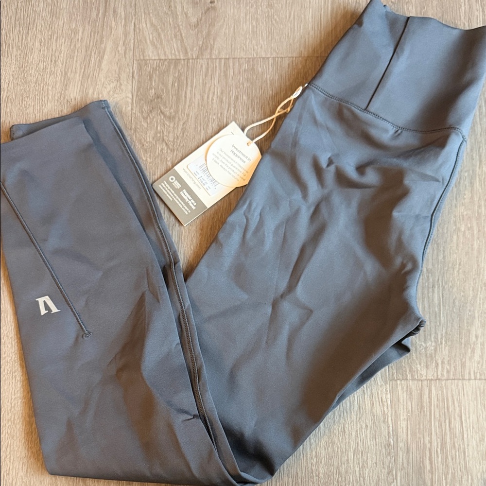 Vuori Gray High-Waisted Evolve Leggings Small 🤭❤️
